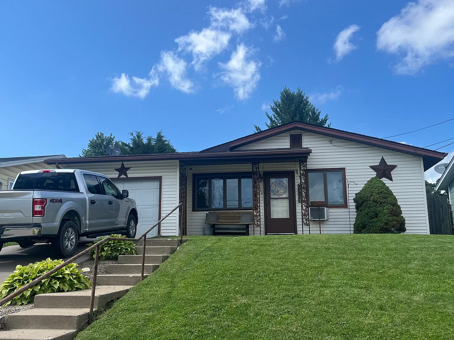 3 bed, 1000 sqft, $1,360 — Photo 1