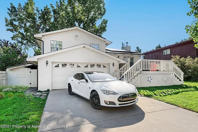 4 bed, 2300 sqft, $6,995 — Photo 3