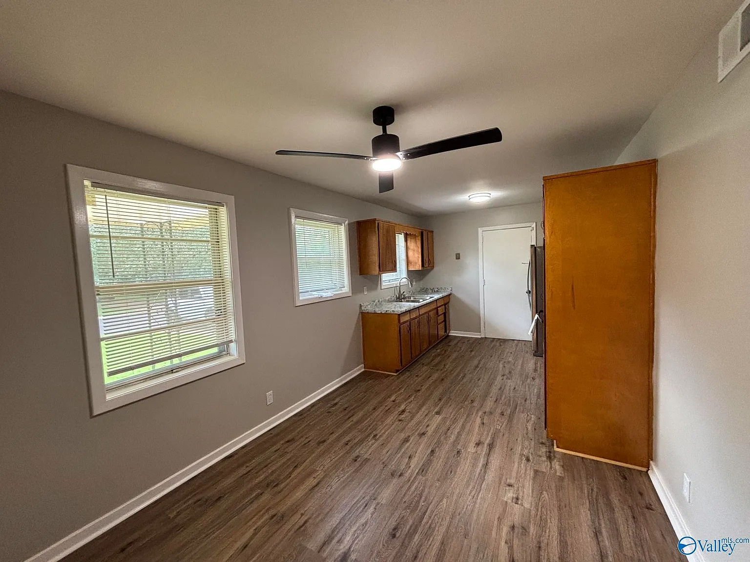 3 bed, 1.5 bath, 1036 sqft, $1,300 — Photo 4