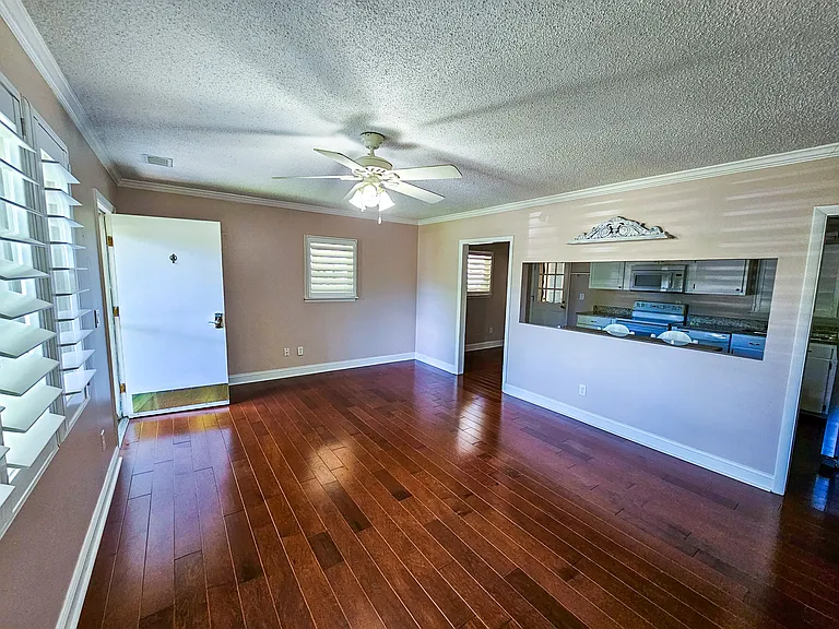 603 Huguenin Dr — Photo 10