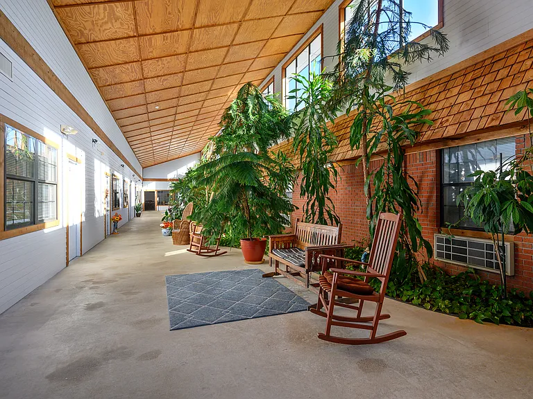 Colonial Lodge Apartments — Photo 6