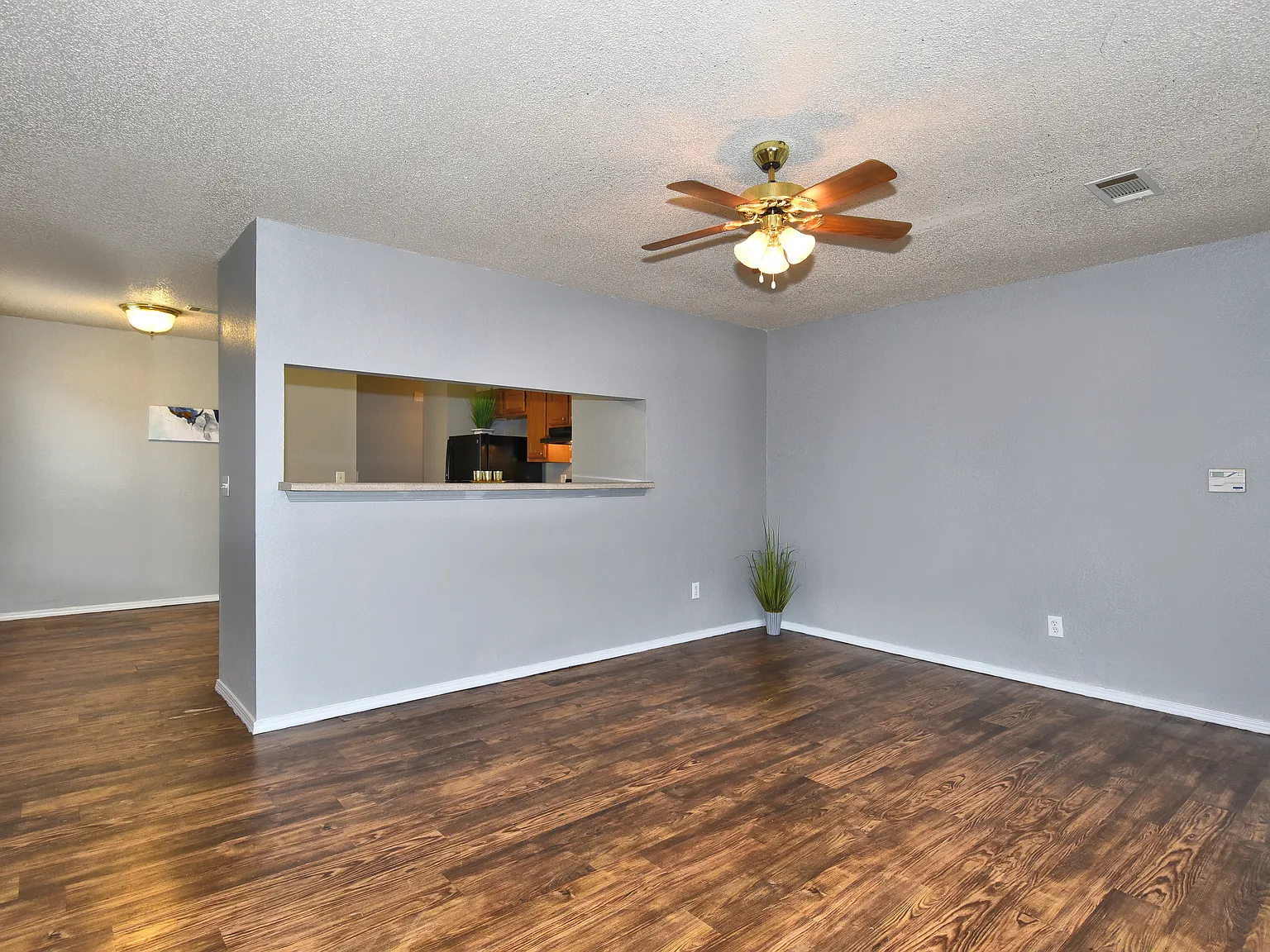 3 bed, 1109 sqft, $949 — Photo 3