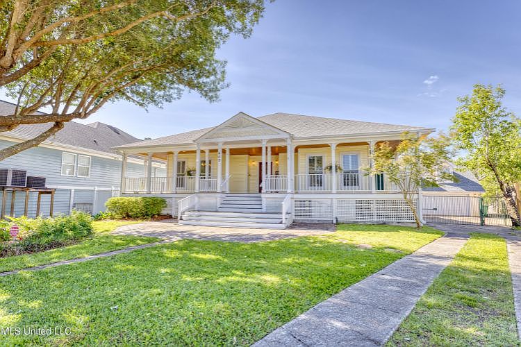 1st image of 409 Caribe Pl S
