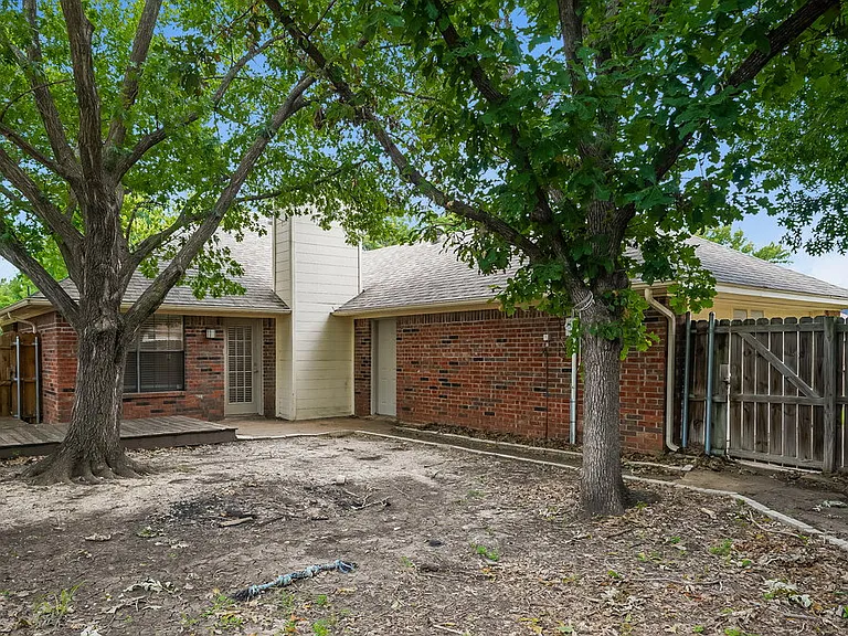 217 Tanglewood St — Photo 16