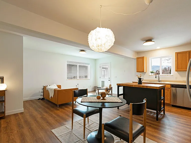 909 Defoe St #B — Photo 3