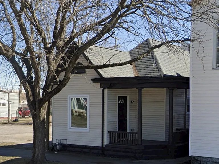 1504 E Spring St — Photo 5