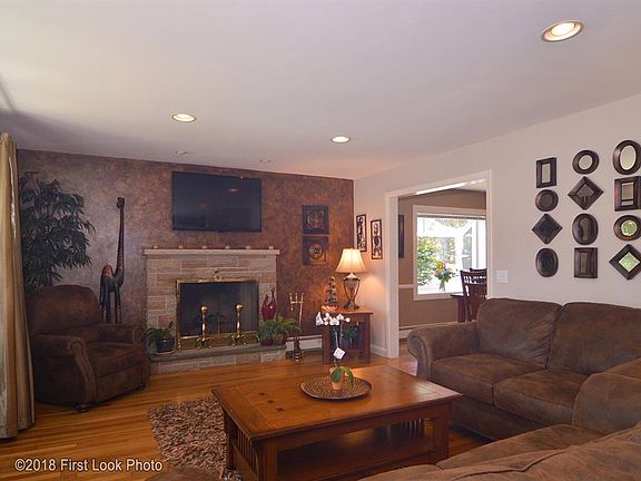 4th image of 2 Kern Acre Dr