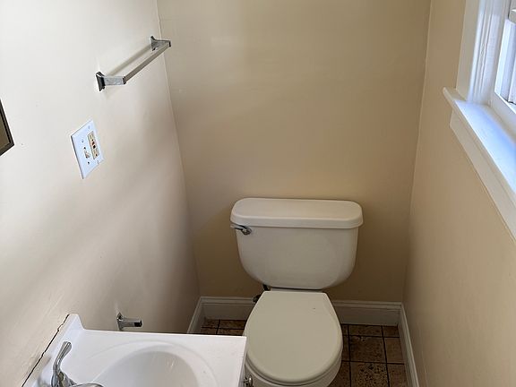4th image of 876 Beech Ave