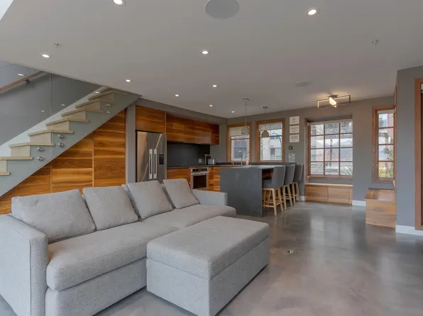 139 Alexander St, Vancouver, BC V6A 1B8