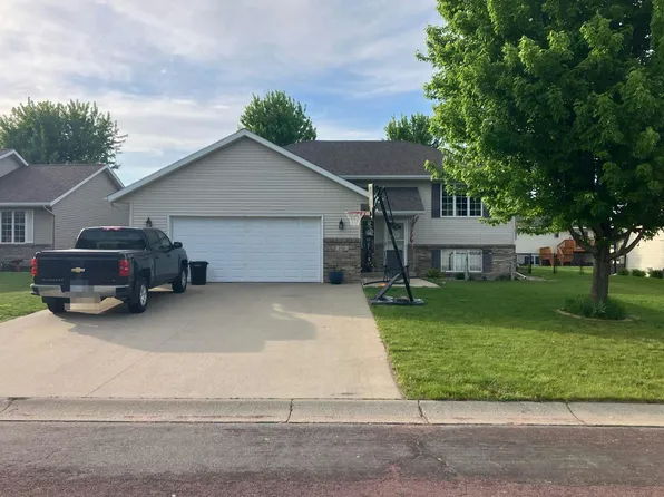 136 Pebble Creek Dr, Mankato, MN 56001