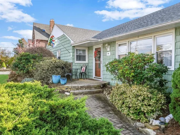 6 Albert Road, Amity Harbor, NY 11701