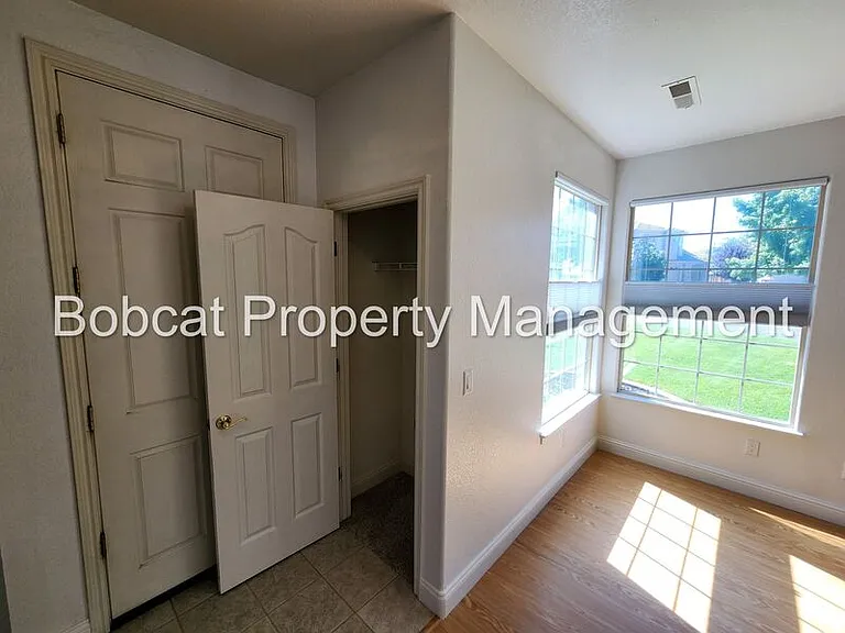 1240 Flintwood Dr — Photo 3