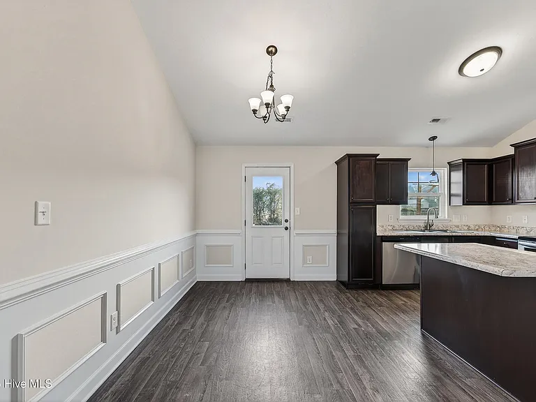 406 Paxton Ct — Photo 7