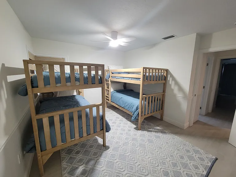 Guest bedroom/2 bunk beds