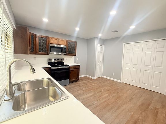 4th image of 4330 Mayflower Dr