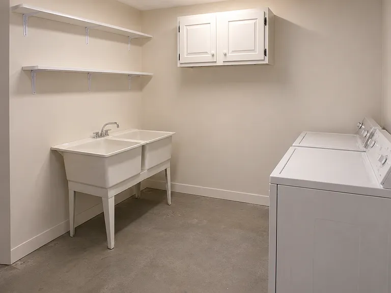 Washer / dryer in unit.