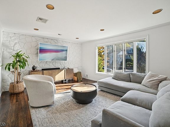 5th image of 63 Hemlock Rd