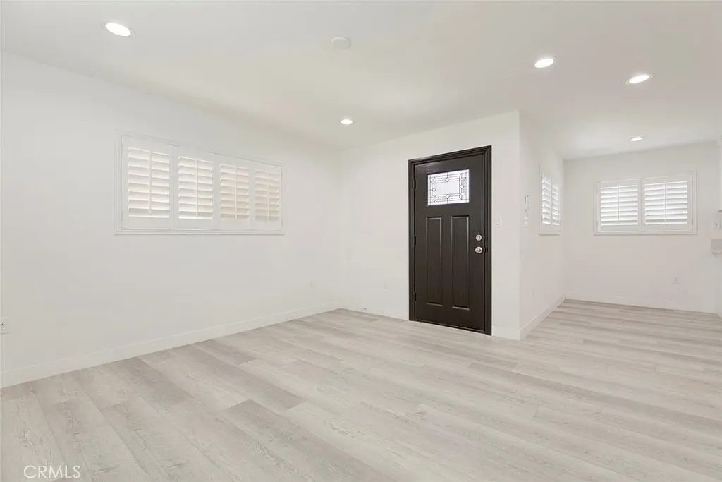 3 bed, 1000 sqft, $4,050 — Photo 3