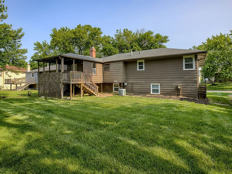 11705 Meredith Ave — Photo 24