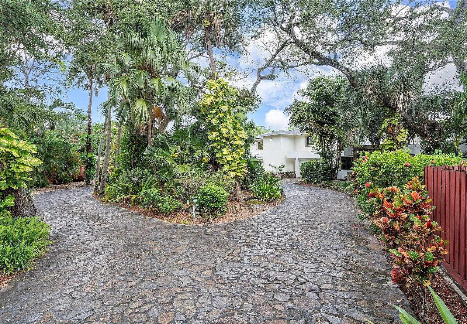 7 bed, 8.5 bath, 7616 sqft, $18,999 — Photo 2