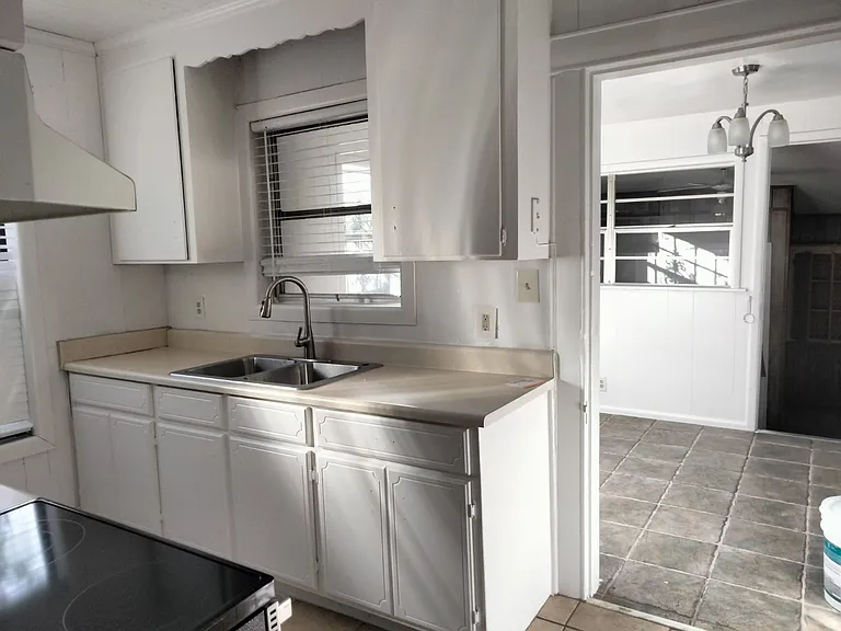 121 E Jordan St — Photo 3