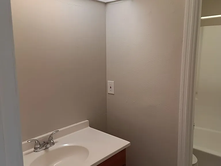 UPSTAIRS FULL BATH
