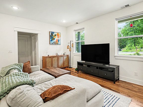 4th image of 809 Ruby Way