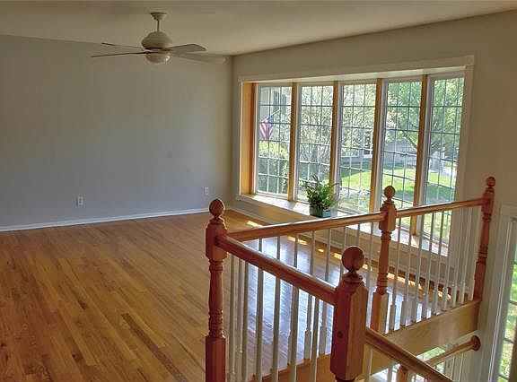 3rd image of 9821 Briardale Ct