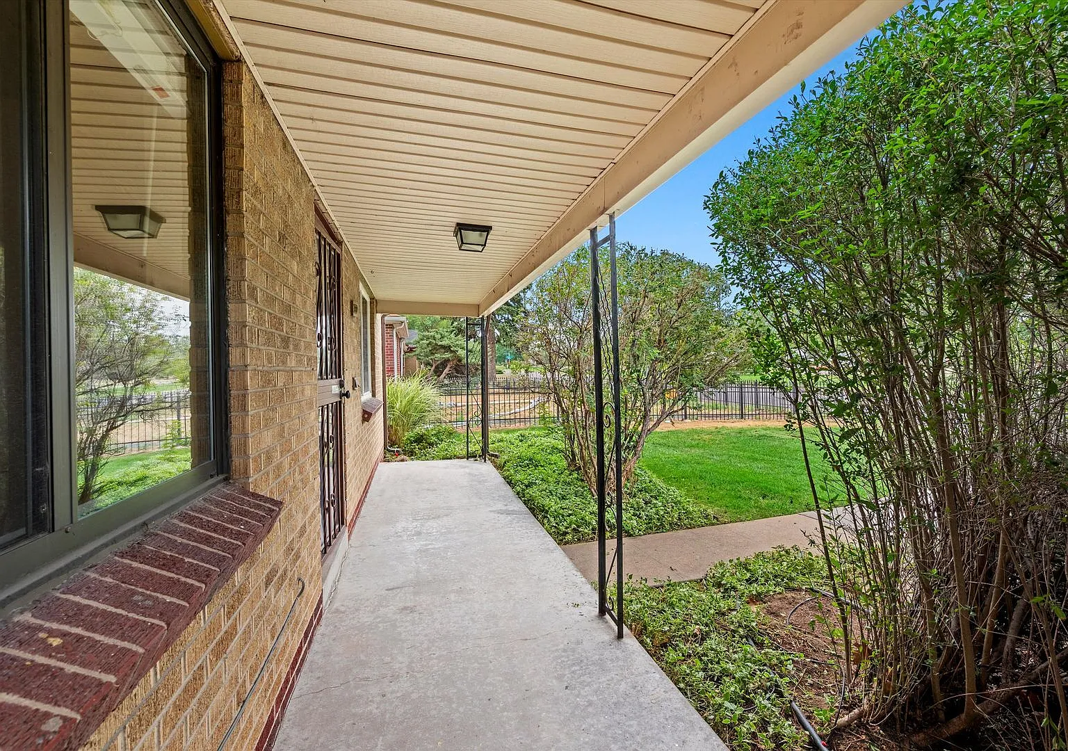 Spacious 4-Bedroom Park Hill Home with Finished Basement & 2-Car Garage — Photo 3
