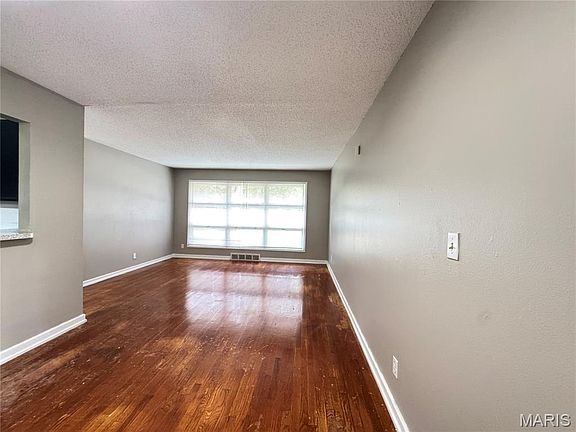 5th image of 10 Drummond Dr