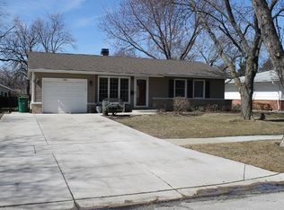 586 Oak St, Elk Grove Village, IL 60007