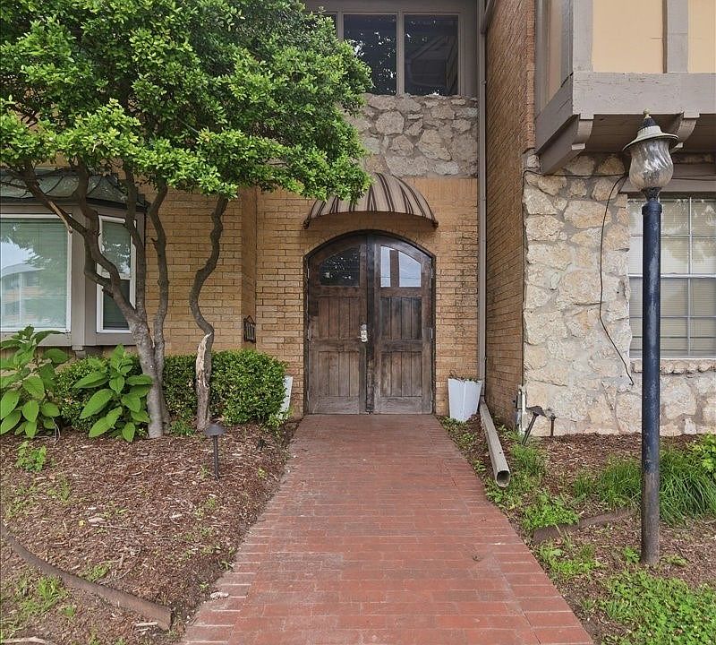 1st image of 1107 E 45th Pl S #Su18