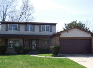 37521 Hillcrest Dr, Wayne, MI 48184