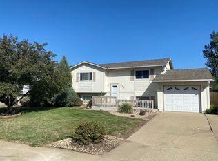 858 25th St W, Dickinson, ND 58601