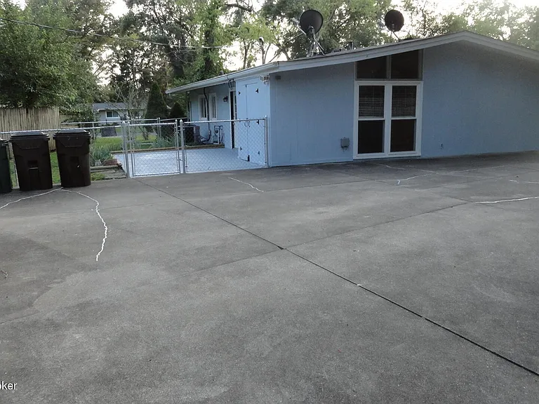 1913 Claremoor Dr — Photo 5