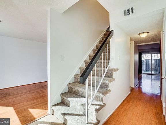 3rd image of 109 Drury Cir