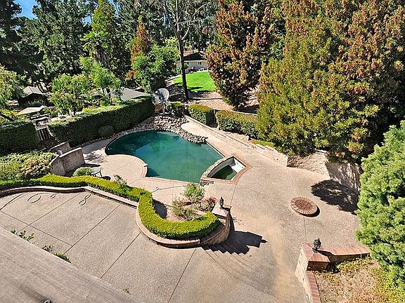 4th image of 4775 Commonwealth Dr