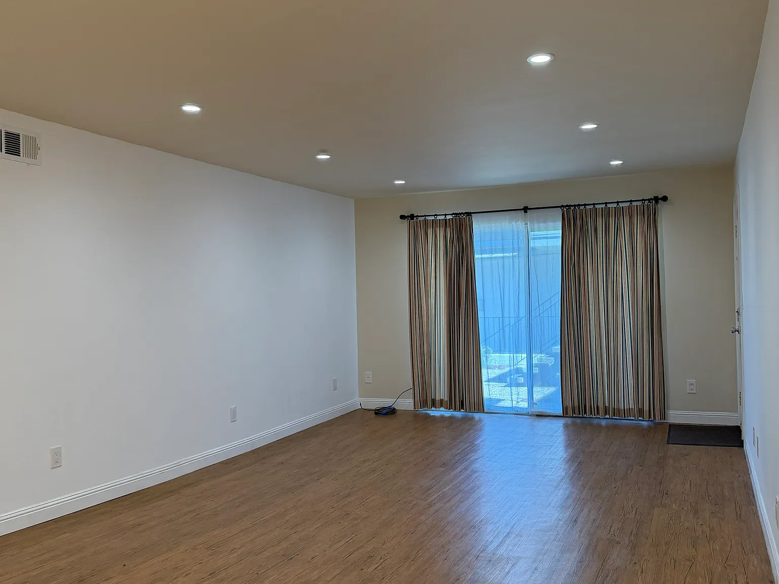 2 bed, 1056 sqft, $3,600 — Photo 4