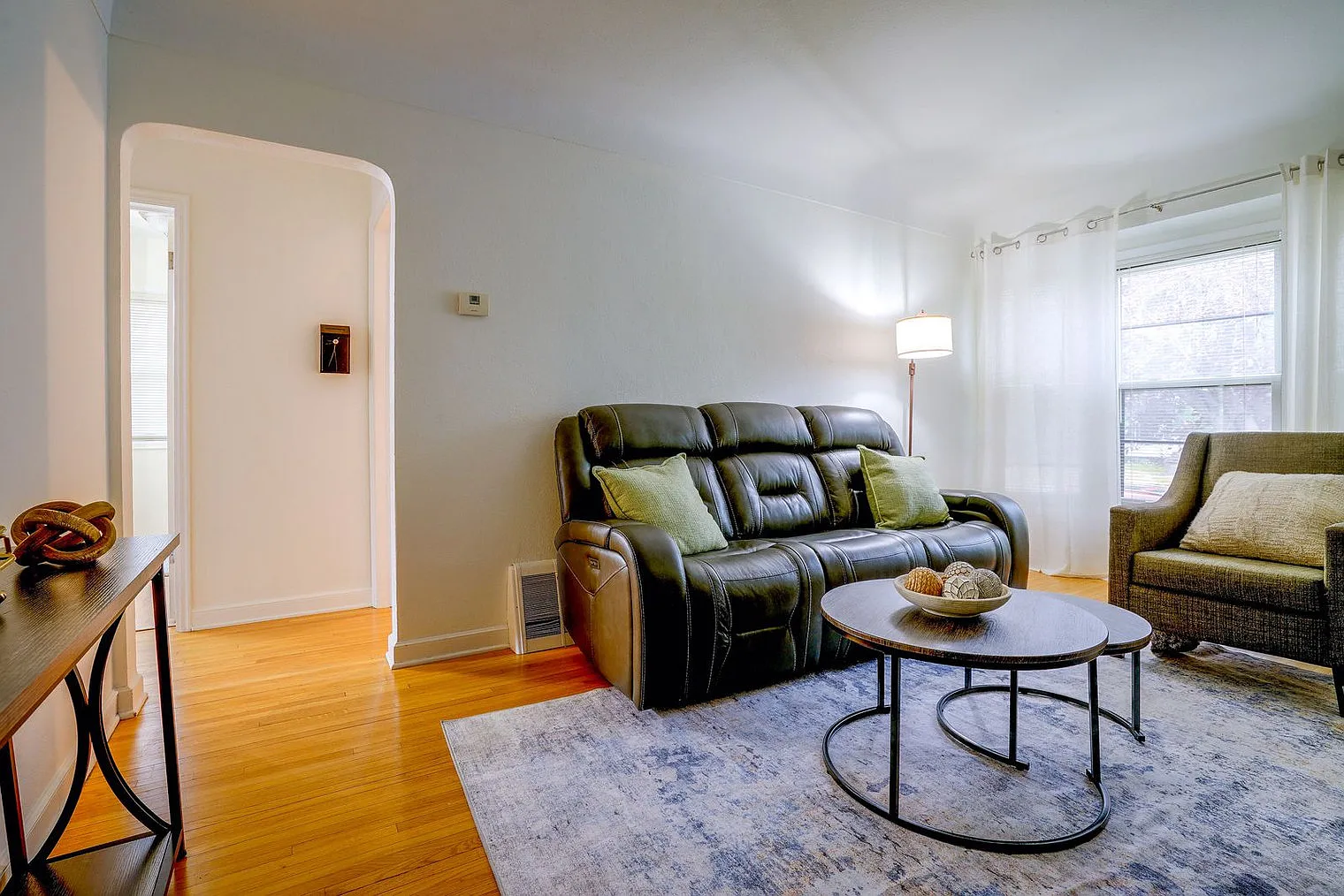 2 bed, 1.0 bath, 957 sqft, $2,967 — Photo 4
