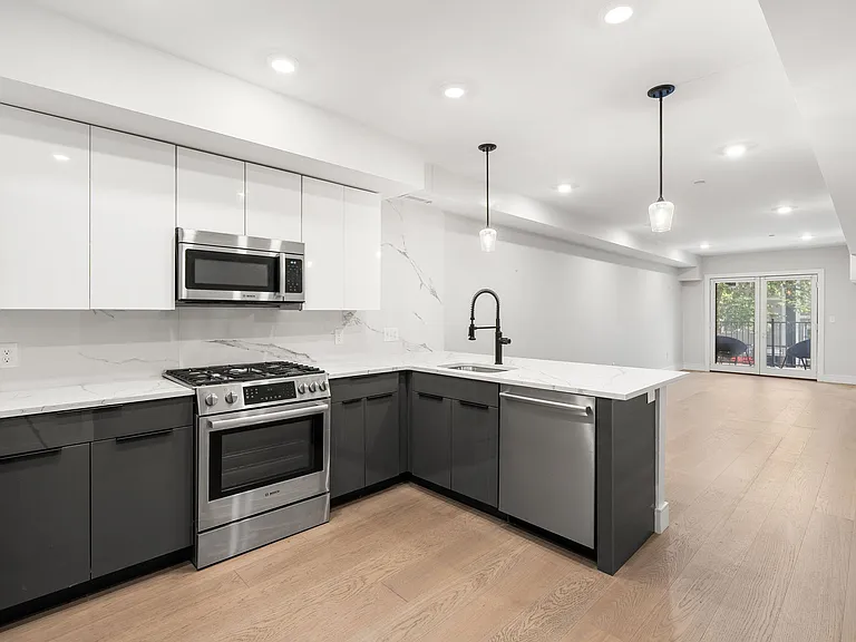 321 W Broadway #1 — Photo 1