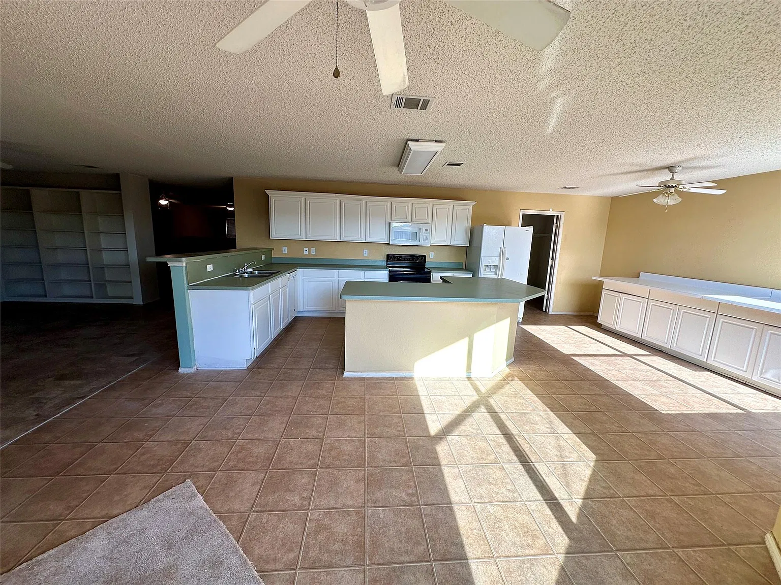4 bed, 2.5 bath, 3382 sqft, $2,495 — Photo 3