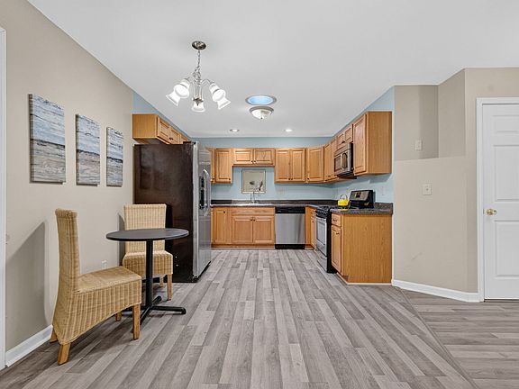 2nd image of 175 N Harbor Lndg