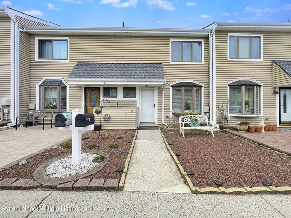 17 Meadow Ct, Staten Island, NY 10309