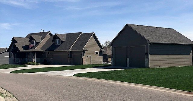 2nd image of 829 N Trail Dr