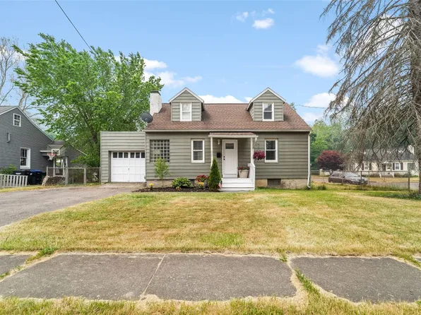 820 E Circle Dr, Vestal, NY 13850