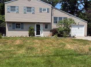 19 Estates Ln, Shoreham, NY 11786