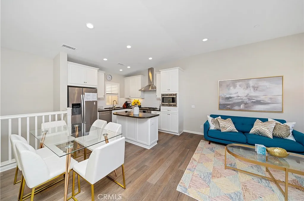 2 bed, 1182 sqft, $4,300 — Photo 3