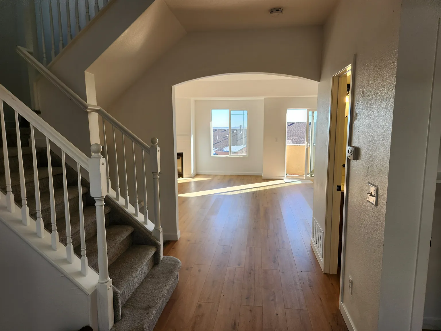 3 bed, 3.5 bath, 2090 sqft, $2,300 — Photo 4