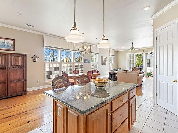 5th image of 2075 Lakeshore Dr #13