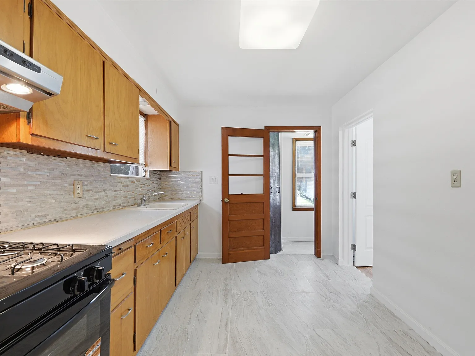 3 bed, 1.0 bath, $3,300 — Photo 4